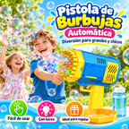 Niño usando la pistola de burbujas automática en un día de sol